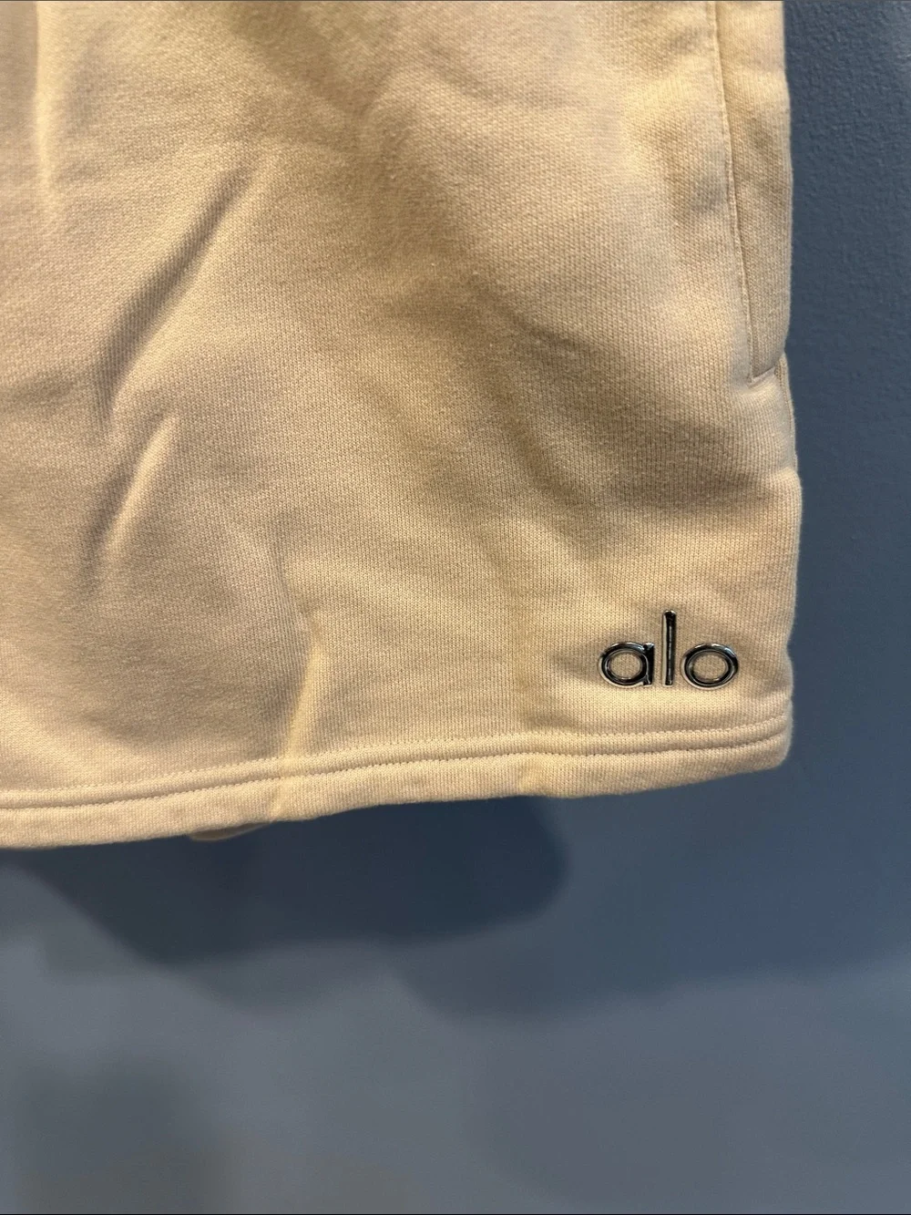 ALO Yoga Accolade Shorts in Macadamia Size M